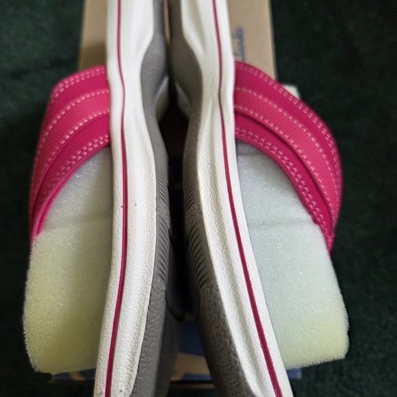 Clarks Pink Sandals Comfortable Stylish Footwear - Picture 3 of 3